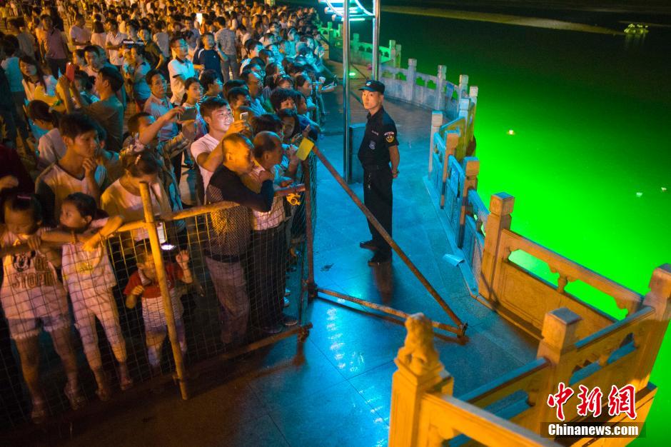 特警為河燈節(jié)保駕護(hù)航。 張?jiān)?攝