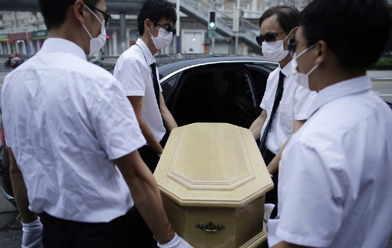 上海，花床、木棺、挽聯(lián)，在上海市閔行區(qū)一處私密的悼念室內(nèi)，一場(chǎng)小型追悼?jī)x式正在舉行。