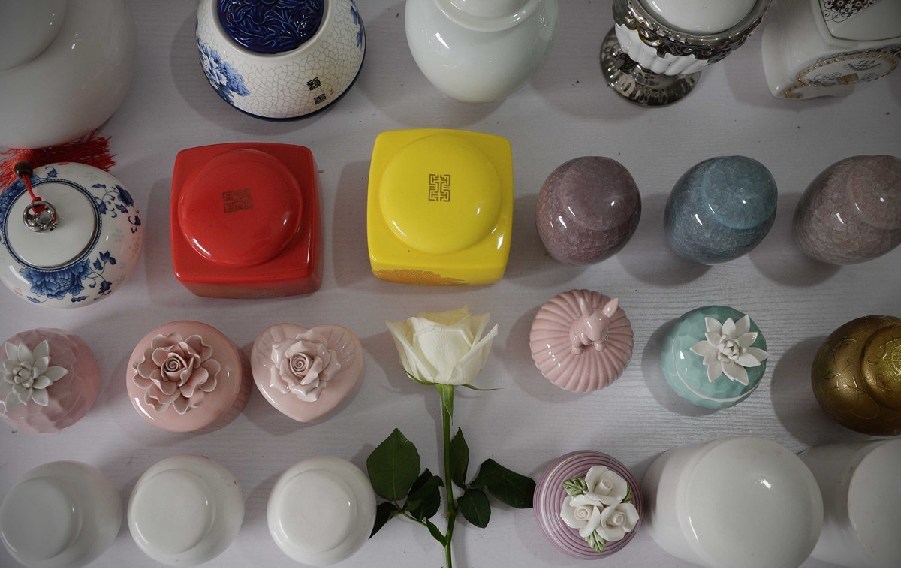 各種陶瓷罐是用來裝寵物骨灰的。