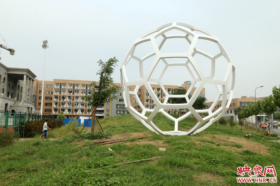 這是一座多邊形曲面藝術(shù)品，直徑約6米，剛剛建成，目前還沒有命名。