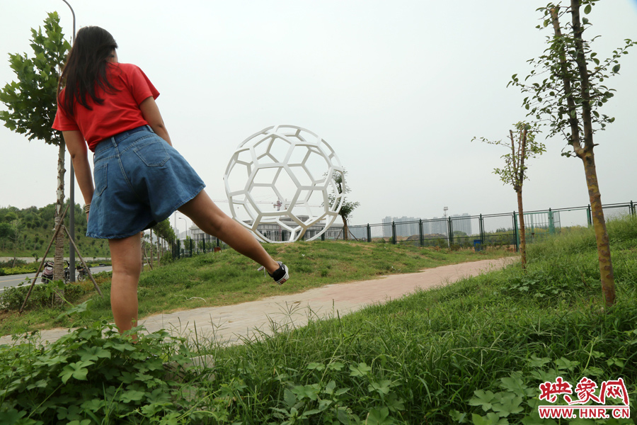 踢”足球“。