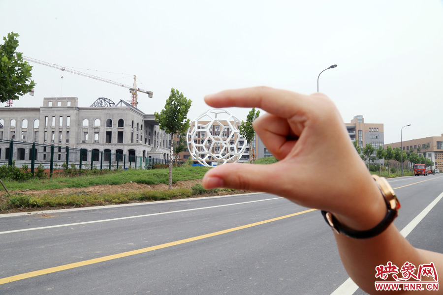 一名女生在拍創(chuàng)意照片。