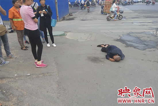 老人倒地后無人敢扶，過路市民拍照作證。
