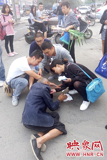 一些愛心市民在撥打了110和120后，上前給老人擦臉上的血跡。