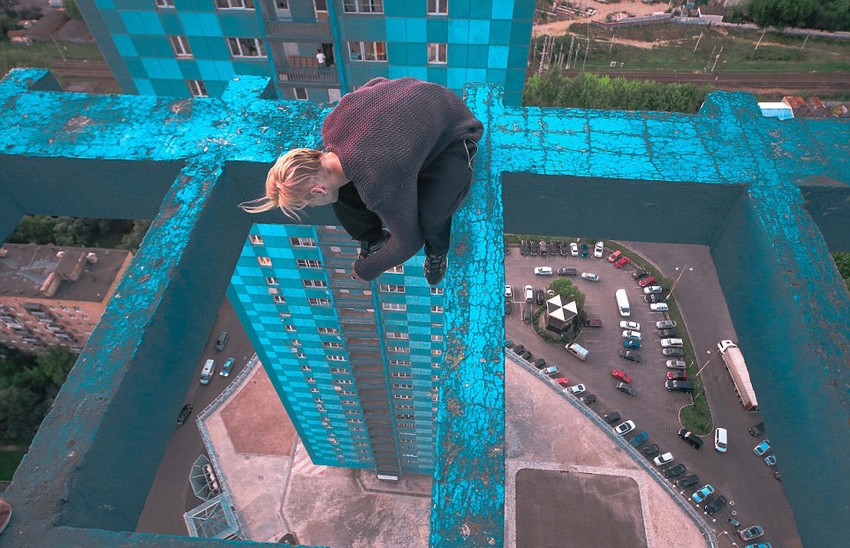 恐高癥慎入！俄羅斯小伙高空跑酷炫特技驚險(xiǎn)萬分