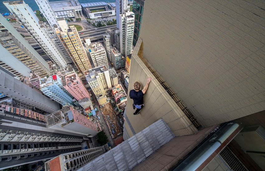 恐高癥慎入！俄羅斯小伙高空跑酷炫特技驚險(xiǎn)萬分