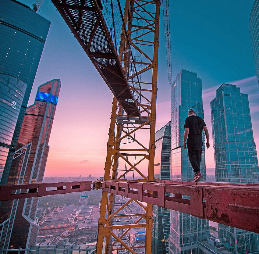 恐高癥慎入！俄羅斯小伙高空跑酷炫特技驚險(xiǎn)萬分