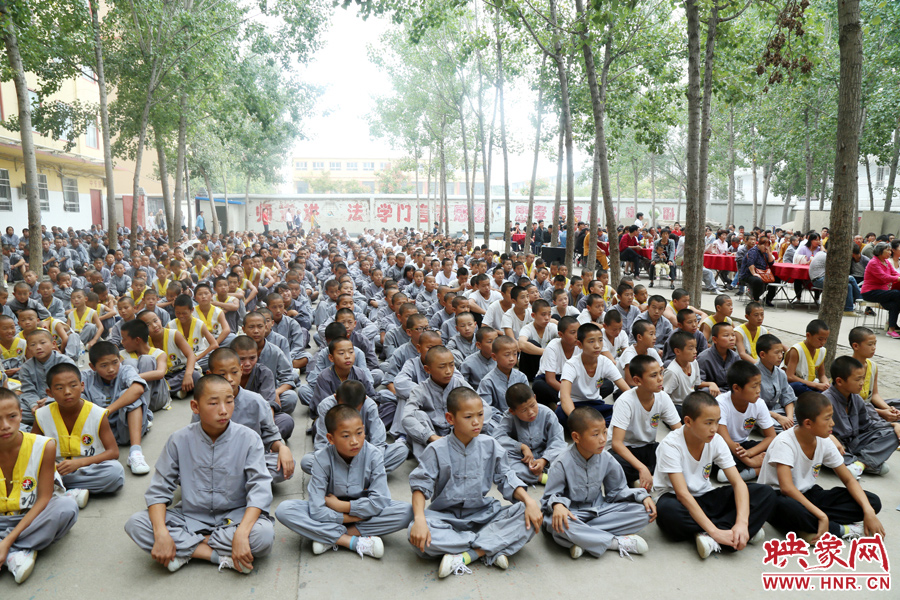 數(shù)百名少林武僧與家人團聚 跪謝父母現(xiàn)場痛哭