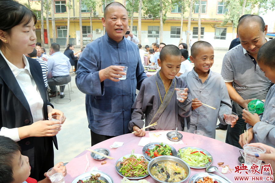 數(shù)百名少林武僧與家人團聚 跪謝父母現(xiàn)場痛哭