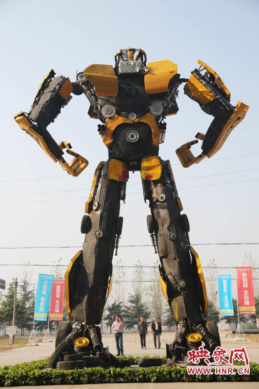 10月14日，一只高18米、寬8米的“變形金剛”矗立在河南省平頂山市寶豐縣一家企業(yè)門(mén)前。