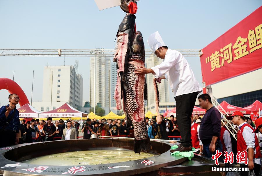 河南鄭州，一個直徑3.15米，深0.7米，可容納3噸高湯的“中原第一鍋”現(xiàn)場烹煮火鍋盛宴。