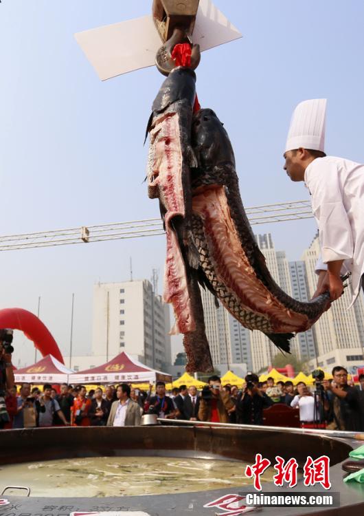 廚師對魚肉進行處理。 圖片來源：CFP視覺中國