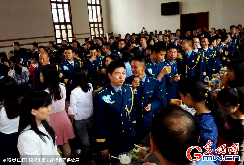 湖北武漢，“嫁人就嫁解放軍”，每年一屆的武漢軍旅姻緣會17日在駐漢空軍某指揮所文化活動中心舉行