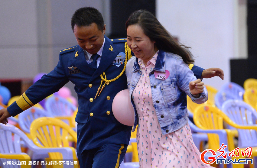 湖北武漢，“嫁人就嫁解放軍”，每年一屆的武漢軍旅姻緣會17日在駐漢空軍某指揮所文化活動中心舉行