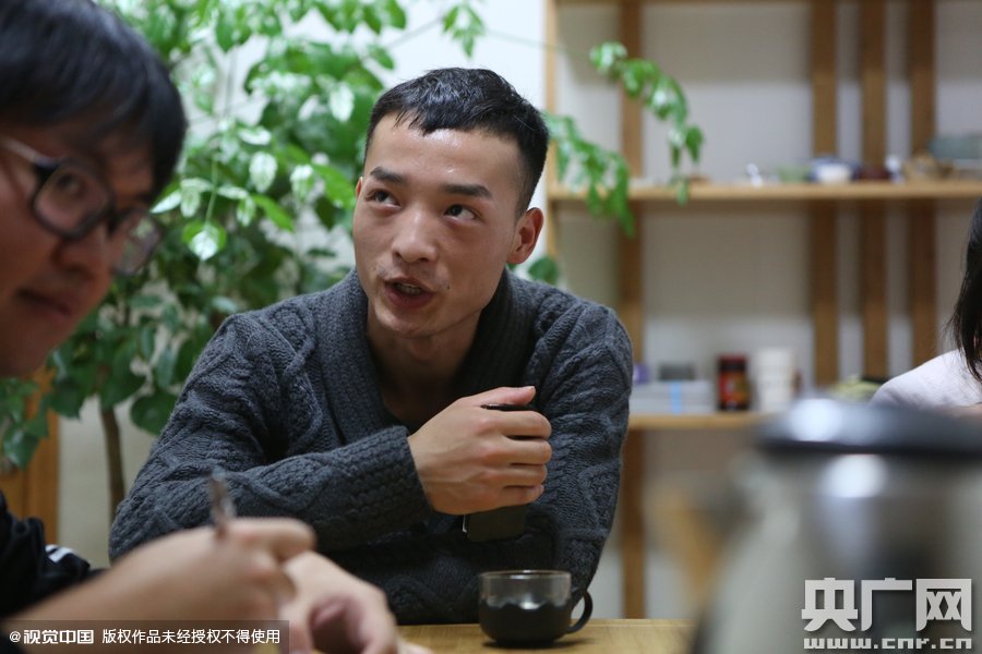 網(wǎng)絡(luò)紅人葉良辰現(xiàn)身浙江臺(tái)州，接受記者的專訪。