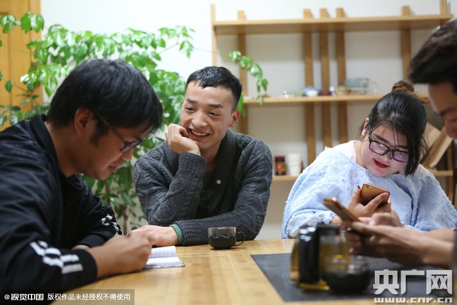 網(wǎng)絡(luò)紅人葉良辰現(xiàn)身浙江臺(tái)州，接受記者的專訪。