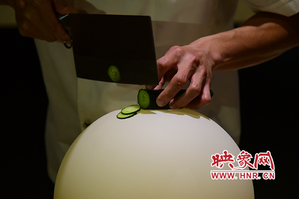 在面團(tuán)氣球上切菜。