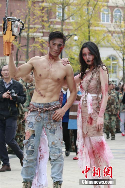 男神教師扮“鬼”學生稱其為“史上顏值最高男鬼”。何浠 攝