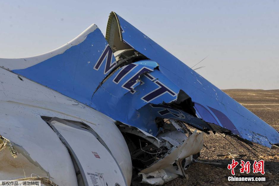 當(dāng)?shù)貢r(shí)間2015年10月31日，在埃及墜毀的俄羅斯客機(jī)殘骸散落在西奈半島的沙漠之中