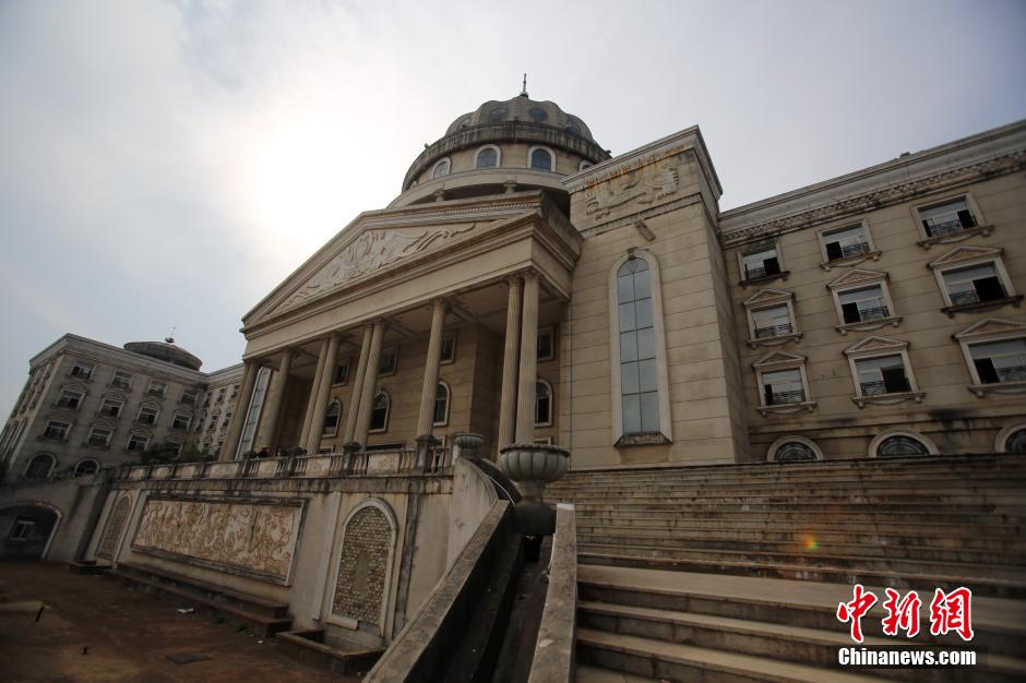 武漢山寨“國會(huì)大廈”荒廢多年 院子成菜地