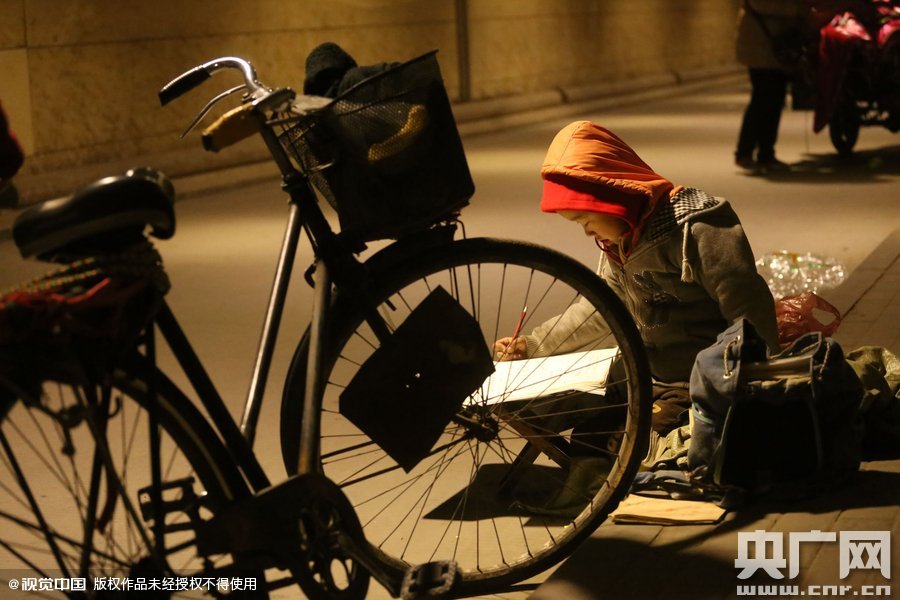 他的父母說，晚上回去晚，孩子的作業(yè)都是在這寫，做小生意不容易，孩子還陪著遭罪，經(jīng)常還有城管攆著不讓在這賣。