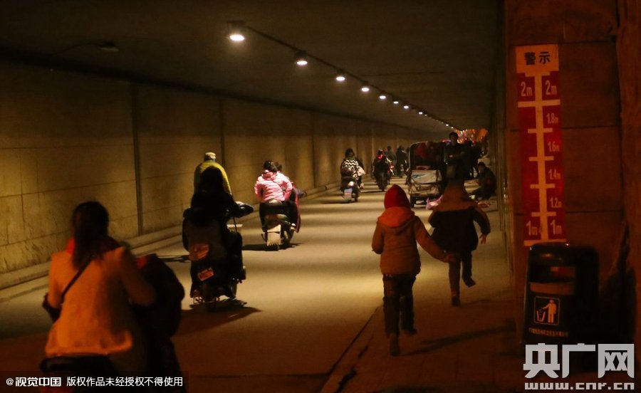 寫完作業(yè)，小一航與鄰居的小伙伴在大橋下玩耍。