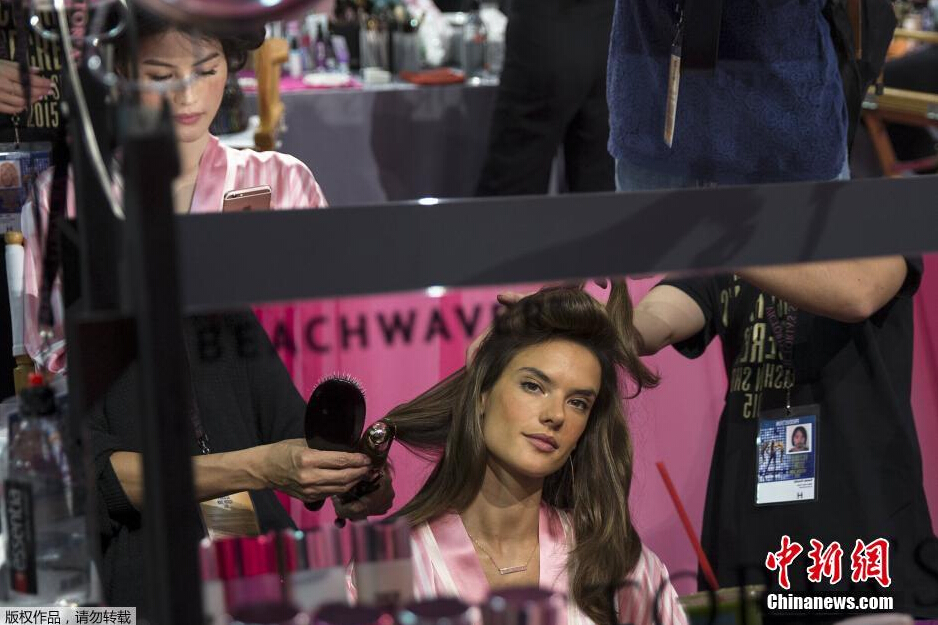 當(dāng)?shù)貢r(shí)間11月10日，2015維多利亞的秘密年度內(nèi)衣秀在紐約上演，模特在后臺(tái)緊張地準(zhǔn)備中。