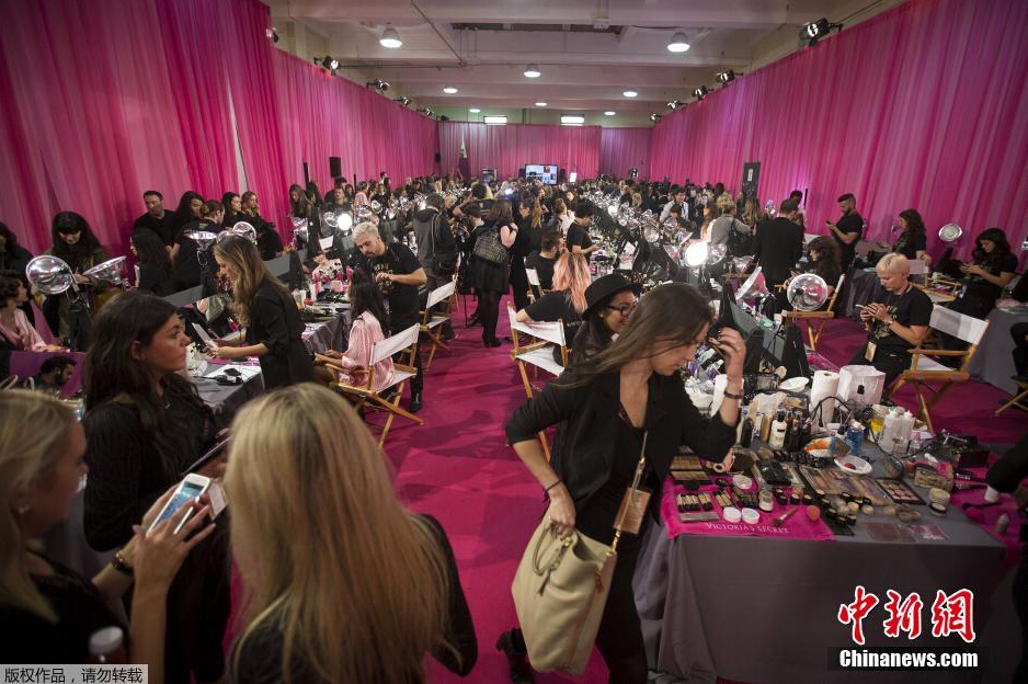 當(dāng)?shù)貢r(shí)間11月10日，2015維多利亞的秘密年度內(nèi)衣秀在紐約上演，模特在后臺(tái)緊張地準(zhǔn)備中。