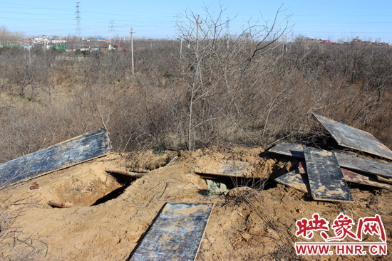 這次被盜的是位于北側(cè)的叔齊墓，墓塚上面有兩個盜洞，有十多米深。