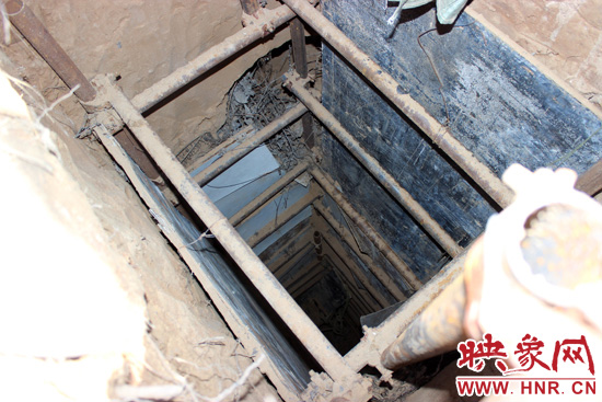 走上叔齊墓的頂端，可以清晰看到兩個沒有填土的坑洞，洞內(nèi)的四周從上往下放置著腳手架，深不見底。