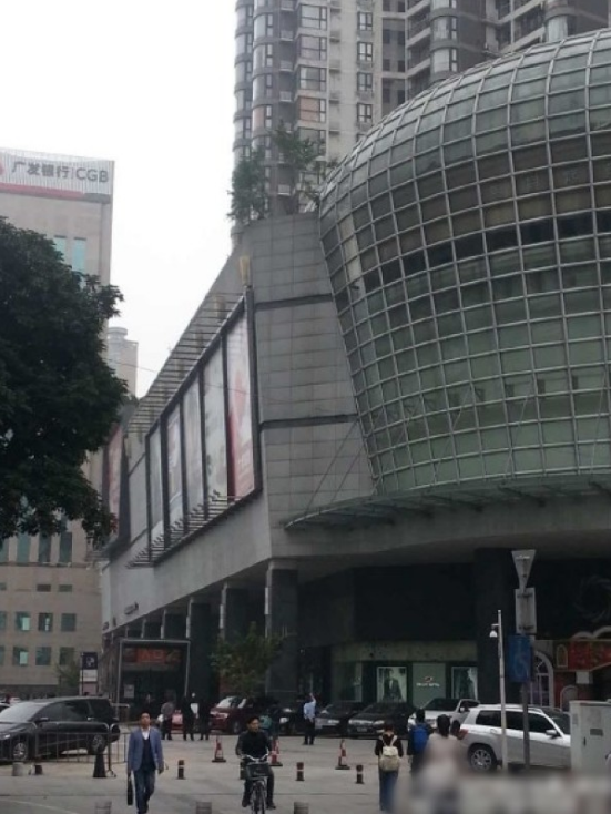 一輛停在停車位上的寶馬轎車，被墜落的樹(shù)枝砸中，樹(shù)枝徑直插入車內(nèi)，現(xiàn)場(chǎng)引發(fā)不少市民圍觀拍照。