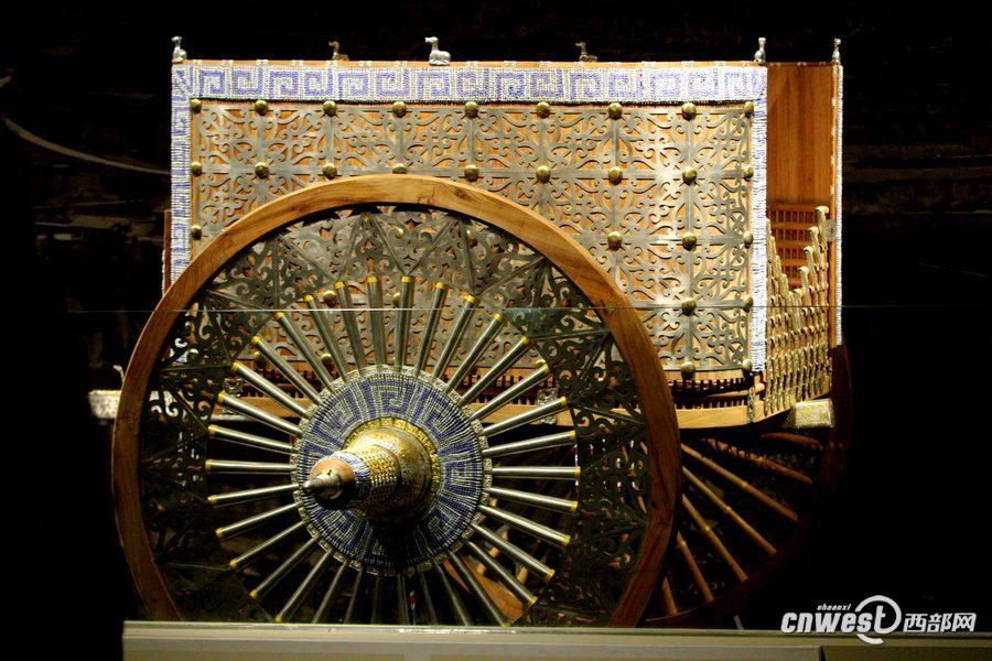 1月7日，甘肅省考古研究所所長王輝向人們介紹花了200萬元復制的禮儀車輛。