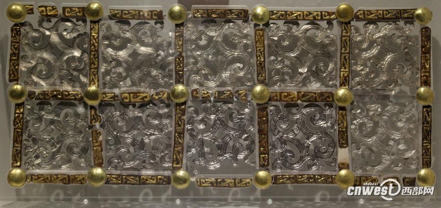 出土的車廂側板裝飾物。