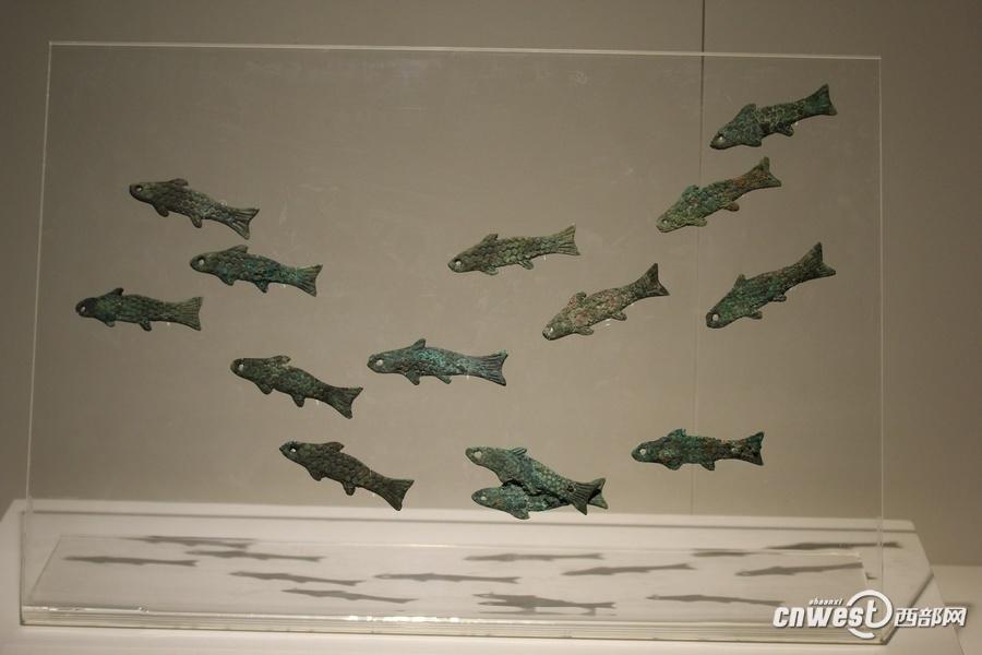 青銅魚符，有專家推測是覆蓋棺槨所用荒帷上懸掛的裝飾物。