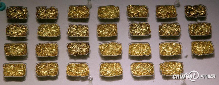 戎人墓出土的黃金牌飾。