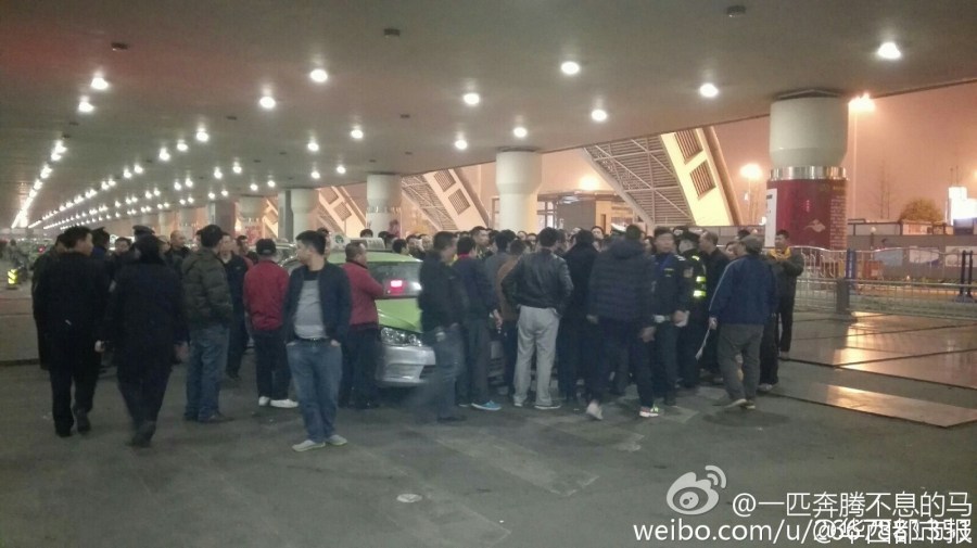 機場后調(diào)配10多輛機場大巴運送旅客進城。