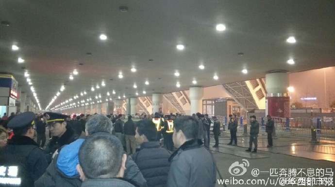 據(jù)現(xiàn)場網(wǎng)友表示：交警和出租車司機吵了起來。