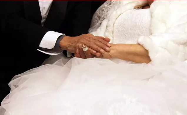 情人節(jié)最溫暖告白！84歲老人包下整樓示愛老伴