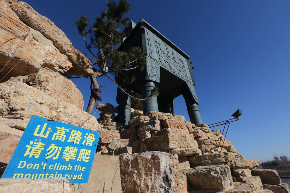 鄭州河邊建十米高銅鼎無防護 網(wǎng)友:不怕淹了？