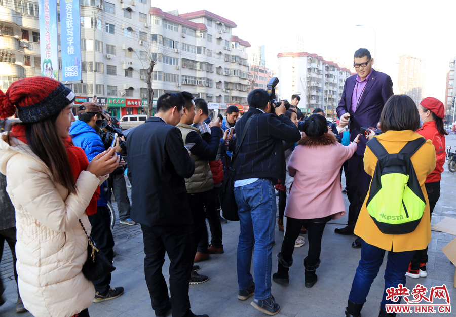 “亞洲第一巨人”張歡身高2.38米，在人群中非常出眾。