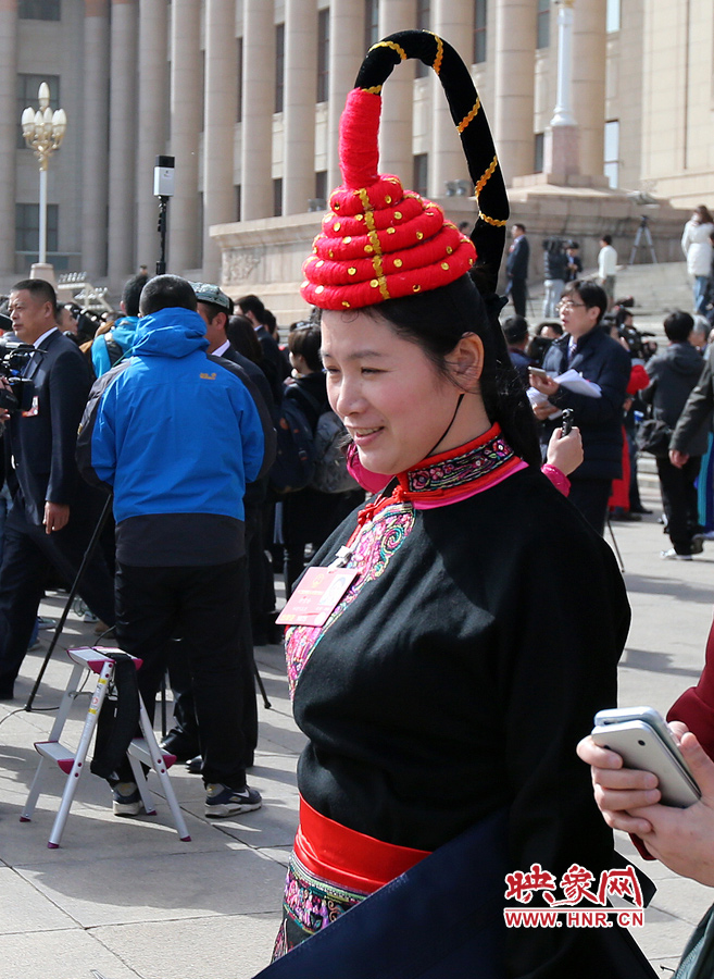 這位代表的頭飾你能猜出是哪個省的么？