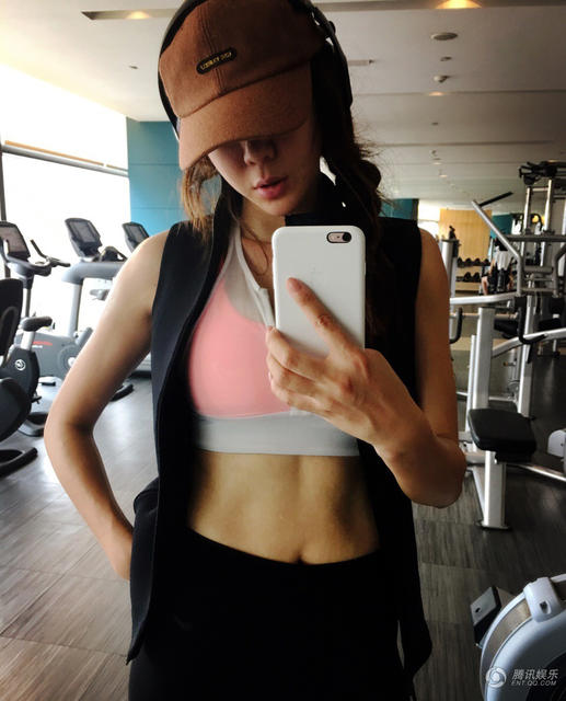 周韋彤曬出性感健身照。