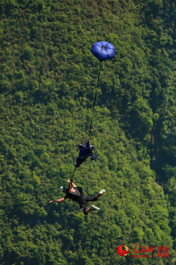 28日，2016世界低空跳傘大賽在重慶云陽龍缸景區(qū)正式開賽。圖為選手角逐中。劉政寧 攝