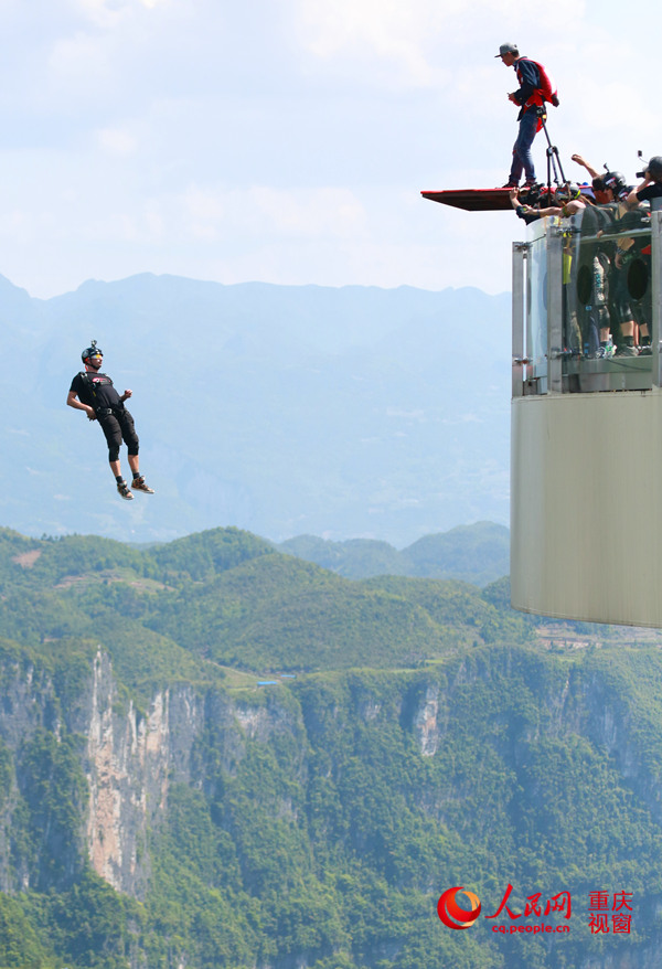 28日，2016世界低空跳傘大賽在重慶云陽龍缸景區(qū)正式開賽。圖為選手角逐中。劉政寧 攝