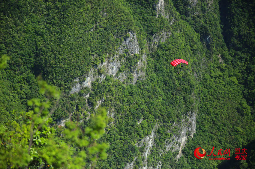 28日，2016世界低空跳傘大賽在重慶云陽龍缸景區(qū)正式開賽。圖為選手角逐中。劉政寧 攝