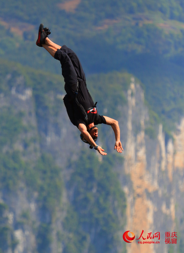 28日，2016世界低空跳傘大賽在重慶云陽龍缸景區(qū)正式開賽。圖為選手角逐中。劉政寧 攝