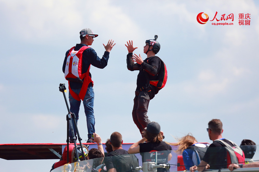 28日，2016世界低空跳傘大賽在重慶云陽龍缸景區(qū)正式開賽。圖為選手角逐中。劉政寧 攝