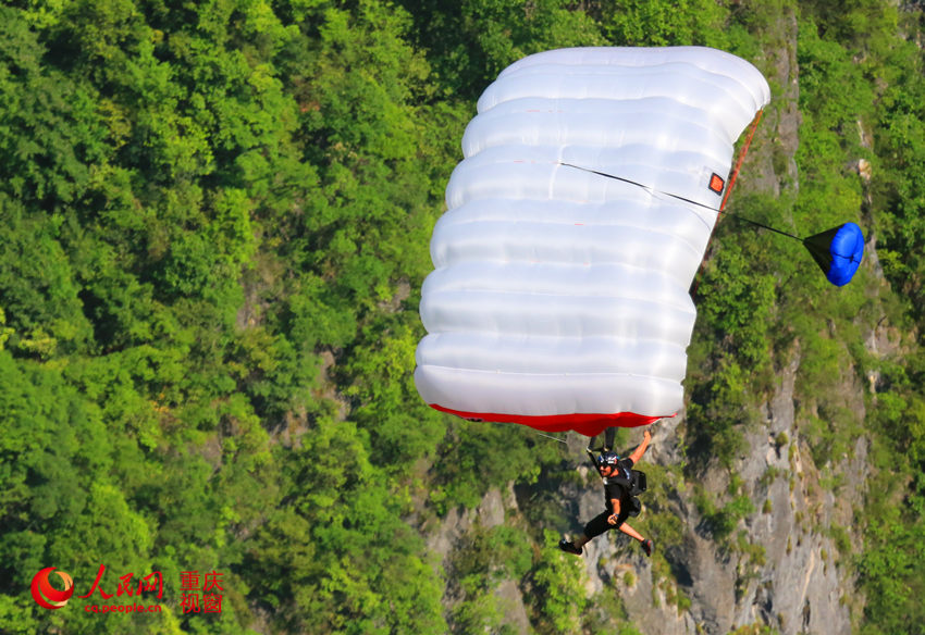 28日，2016世界低空跳傘大賽在重慶云陽龍缸景區(qū)正式開賽。圖為選手角逐中。劉政寧 攝