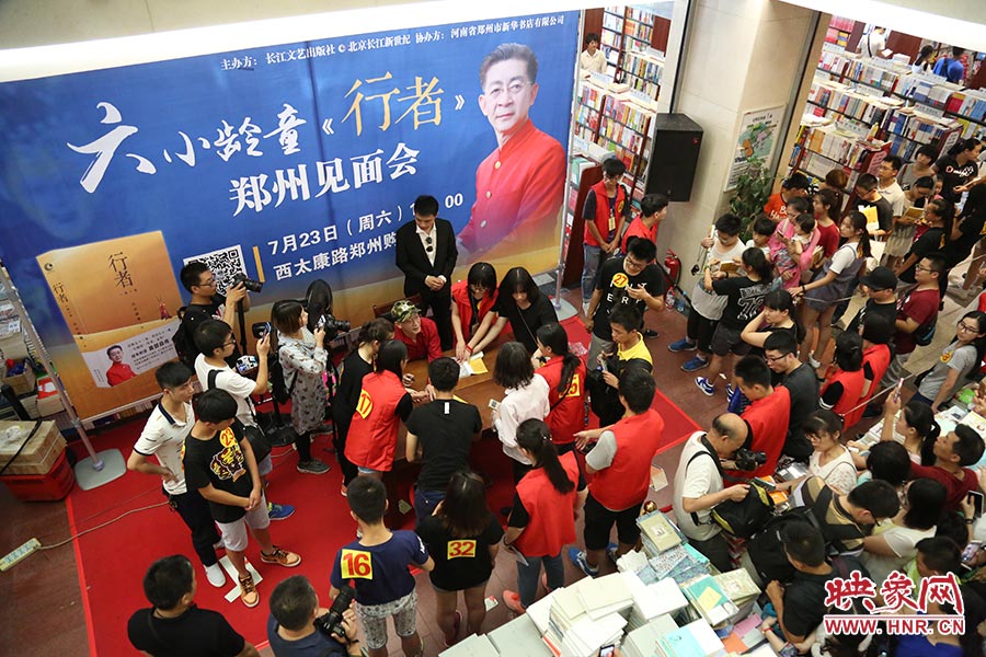 不到三個小時的簽售時間，六小齡童累計簽售自傳2900余冊，創(chuàng)造了鄭州購書中心的歷史記錄.jpg