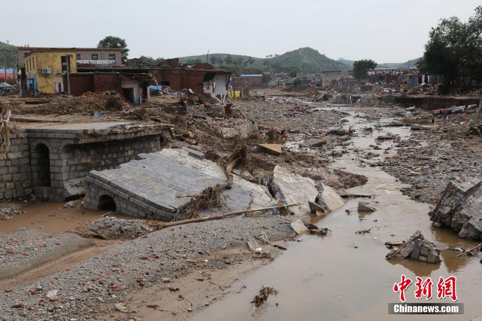 圖為都里鎮(zhèn)被洪水沖斷的橋梁。